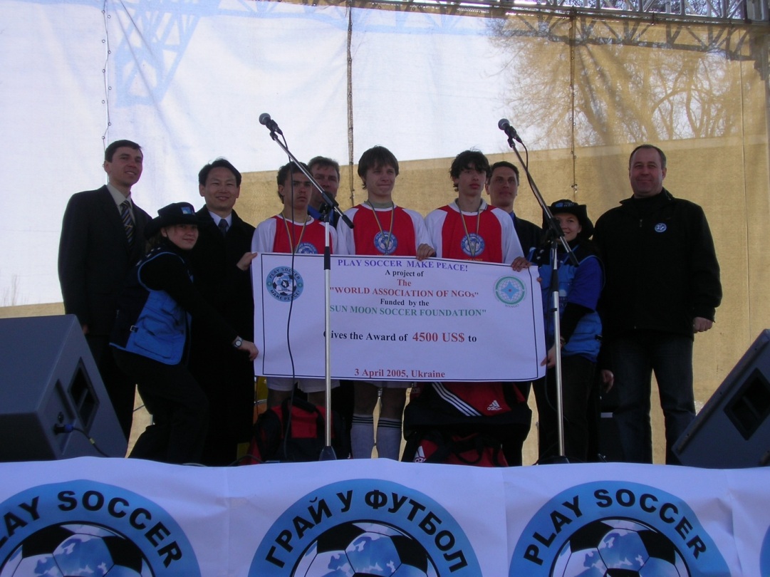 Нагородження переможця турніру, місто Нікополь, 3 квітня 2005 року. 