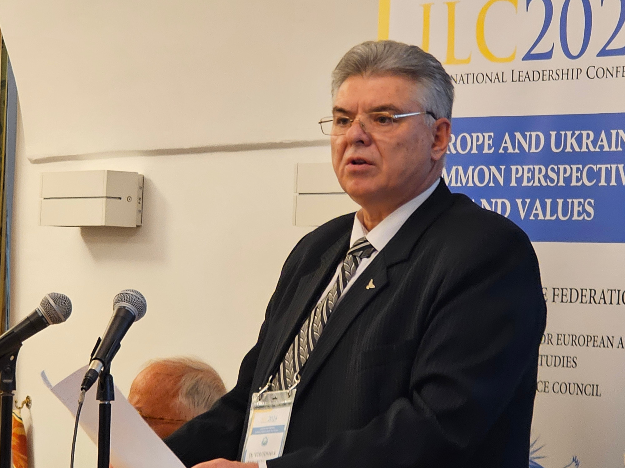 Відкрив конференцію заступник голови Української Ради миру Володимир Новохацький.